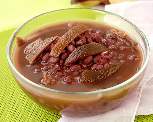 1,瘦身减肥红豆含有大量的膳食纤维,促进体内脂肪的消耗,喝陈皮红豆粥